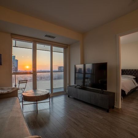 Luxury Condo W/Mesmerizing Sunset Views & Free Parking Toronto Esterno foto